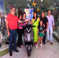 Promoção “Mês das Mães”: ACIS oficializa entrega de mais uma moto elétrica zero quilômetro