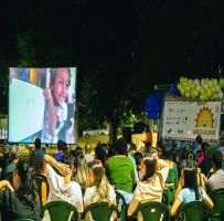 Cinema ao ar livre lota praça no Alto do Ginásio